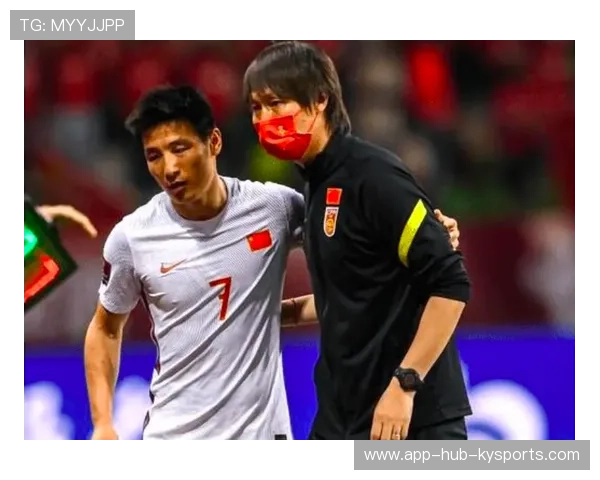 国际足球比赛中球员们展现出全力以赴的拼搏态度，足球队员比赛