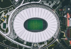 开云官方-2-2！100秒内连丢两球连胜势头终结，曼联凭借争议进球也未能取胜，曼联2-4